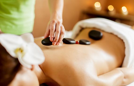 © studiobarcelona @ clipdealer.de Hotstone Massage